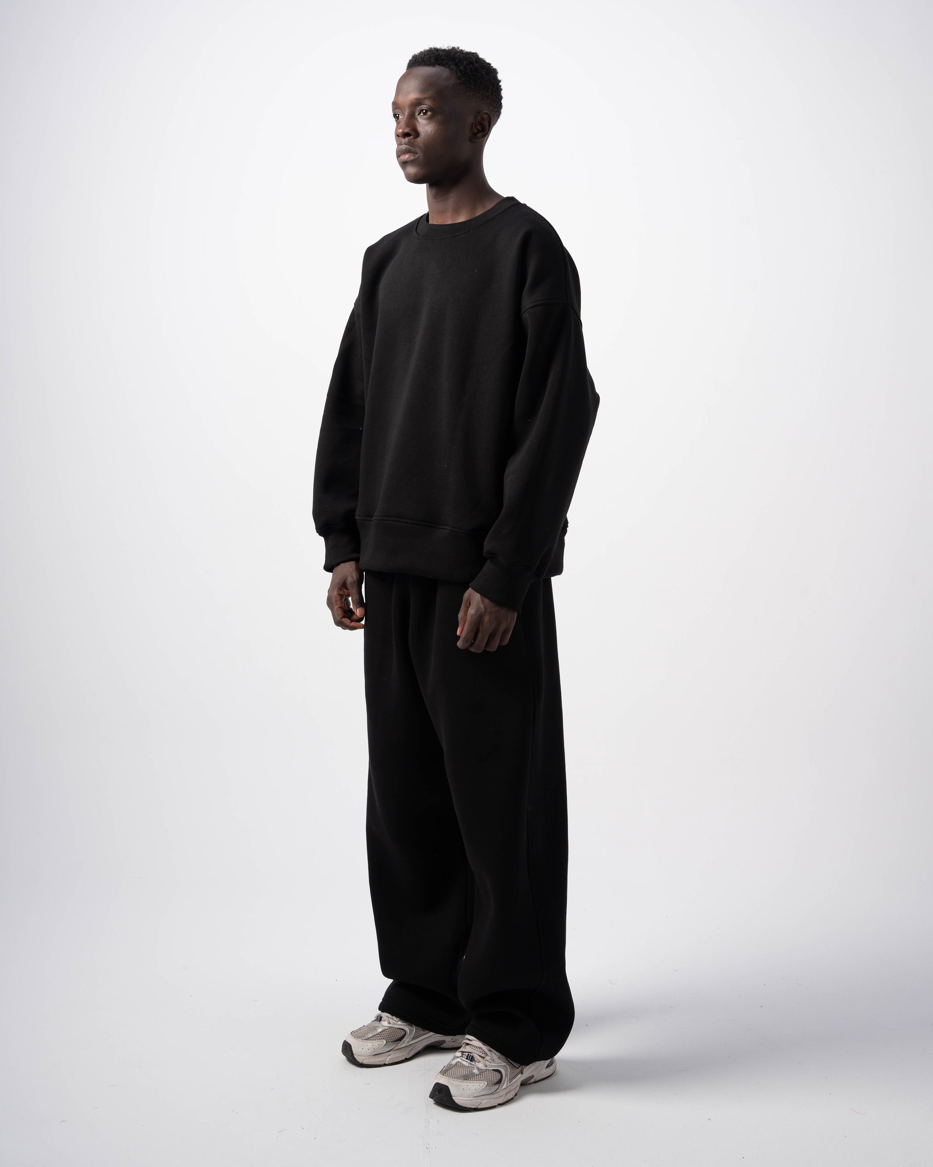 BLACK CREWNECK